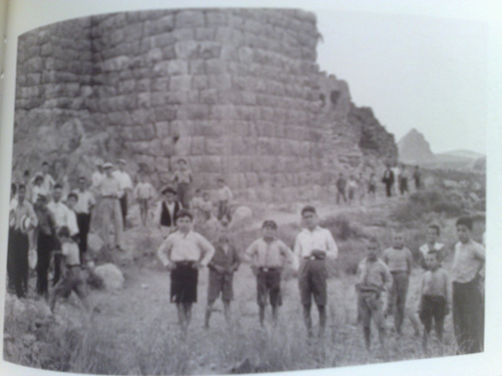 Άντρες και αγόρια στον προμαχώνα της ανατολικής πλευράς του κυκλικού οχυρώματος της ακροπόλεως το 1922.