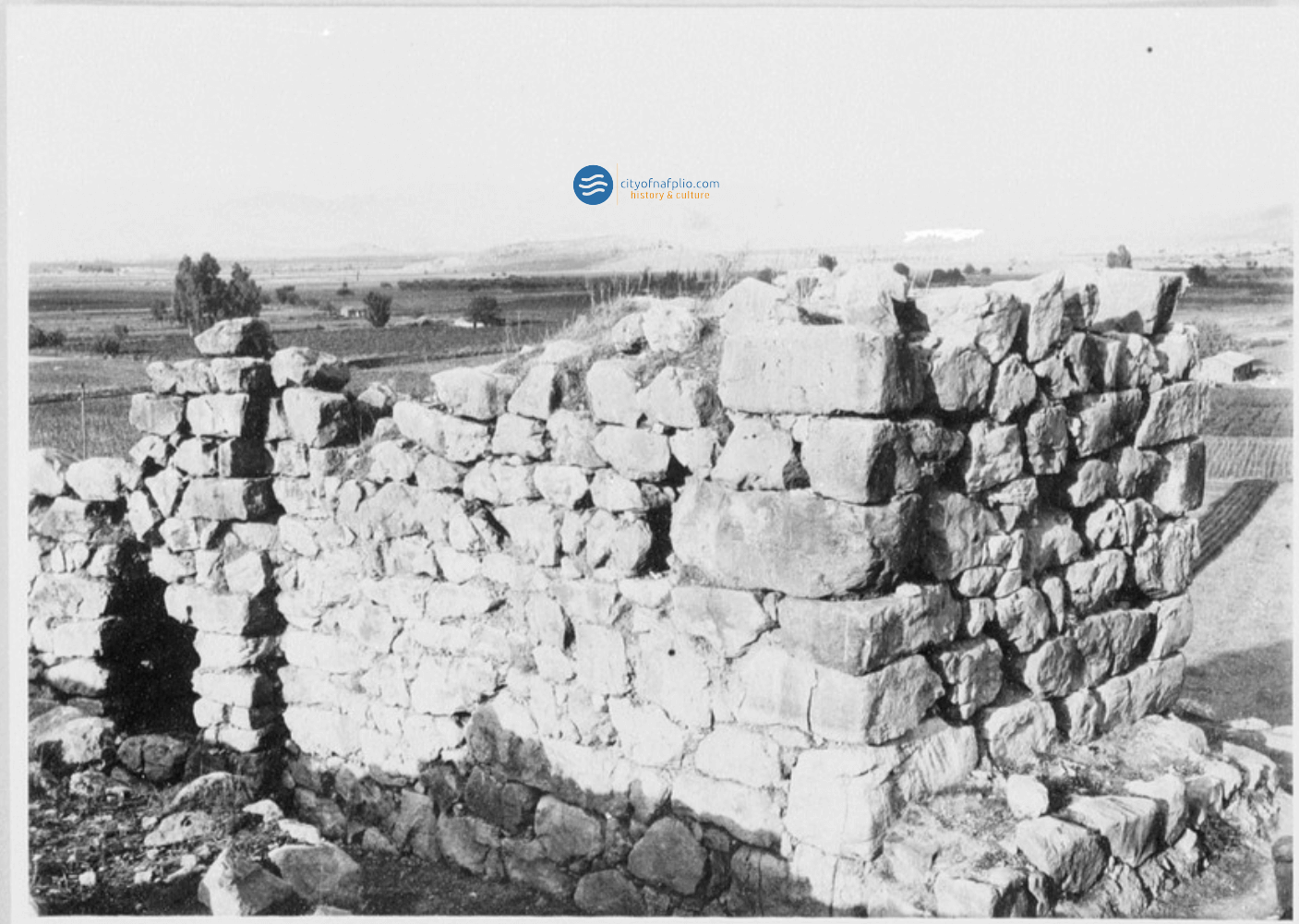 This image has an empty alt attribute; its file name is tiryns_1926.png
