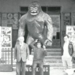 Σινέ "Κορωνίς". Αριστερά ο Νίκος και δεξιά ο Κυριάκος Καλημέρης, ιδιοκτήτες του κινηματογράφου.