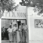 Μέσα δεκαετίας του 1960. Θερινό "ΤΡΙΑΝΟΝ" στην παραλία του Ναυπλίου. Δεξιά διακρίνεται ο ιδιοκτήτης του Αναστάσιος Πανόπουλος.