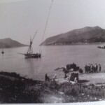 Το λιμάνι της Αρχαίας Ασίνης. Στο βάθος διακρίνεται το Τολό