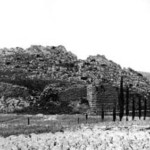 Άποψη της ακρόπολης με τις ελληνιστικές οχυρώσεις από ανατολικά τη δεκαετία του 1920. Φωτογραφία του Αρχείου Ασίνης.
Πηγή Σουηδικό Ινστιτούτο της Αθήνας