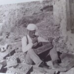 Μετά από το πλύσιμο των οστράκων, οι αρχαιολόγοι τα μελετούσαν. Εδώ ο Einar Gjerstad ανάμεσα σε κιβώτια με κεραμικά κοντά στην οικία των ανασκαφών, στο λιμάνι της αρχαίας Ασίνης.